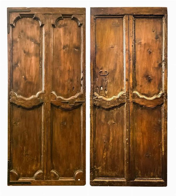 Coppia di porte in legno di castagno, Sicilia, XVIII secolo. Cadauna H cm 185x 81