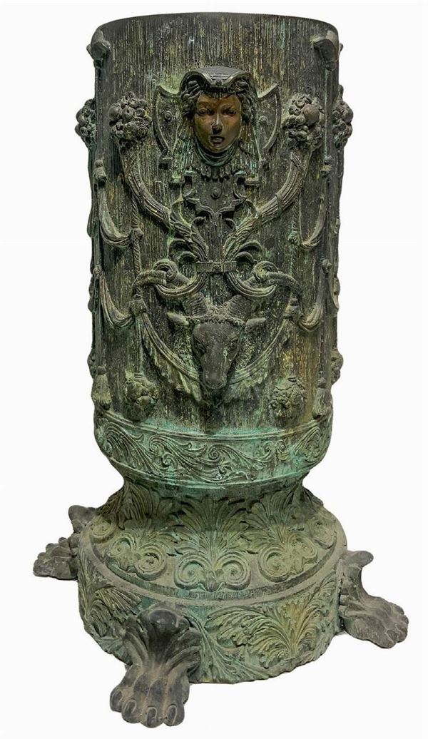 Guéridon in bronzo sbalzato, Jules Mêne (Francia 1810 - 1879). H cm 72. Base con piedi leonini cm 50.  Firma sul piano P.J. Mene. Pierre. 