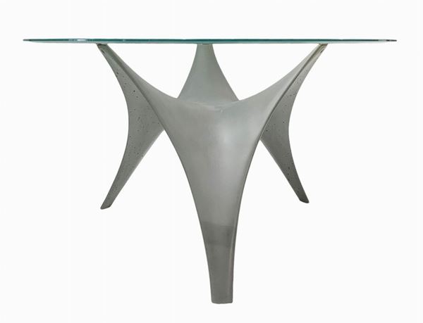 Table with glass top. H 73 cm diameter 130 cm.