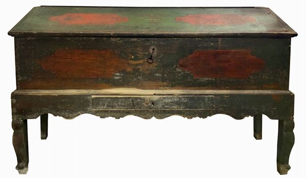 Chest in wood lacquered with red boxes. Late eighteenth century. 112. H Cm Cm 182x56