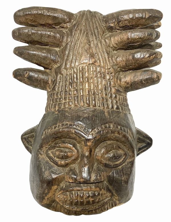 Mask Bamileke, Cameroon, early twentieth century. H 41x36 cm