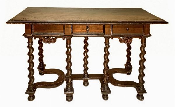 Tavolo scrittoio in legno massello di noce da muro, Luigi XIII, secolo XVII. Piano bordato a becco di civetta, tre cassetti al sottopiano n. 7 ... 