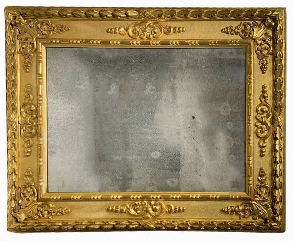 Grande ed importante specchiera in oro zecchino in legno scolpito a diversi ordini con foglie d'acanto, fregi barocchi. XVIII secolo,segmenti e ... 
