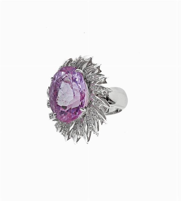 Anello in oro bianco con pietra centrale in ametista e diamanti, Gr.12.7