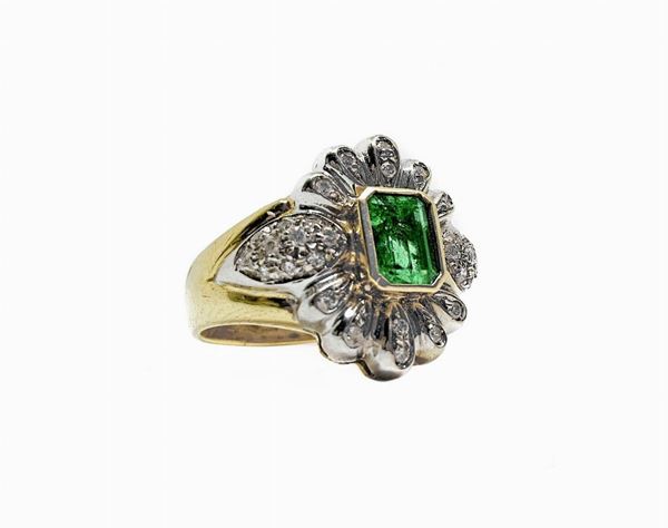 Anello in oro giallo, brillanti e smeraldi. Brillanti kt 1,10, smeraldi kt 1.40 .Gr 12.6