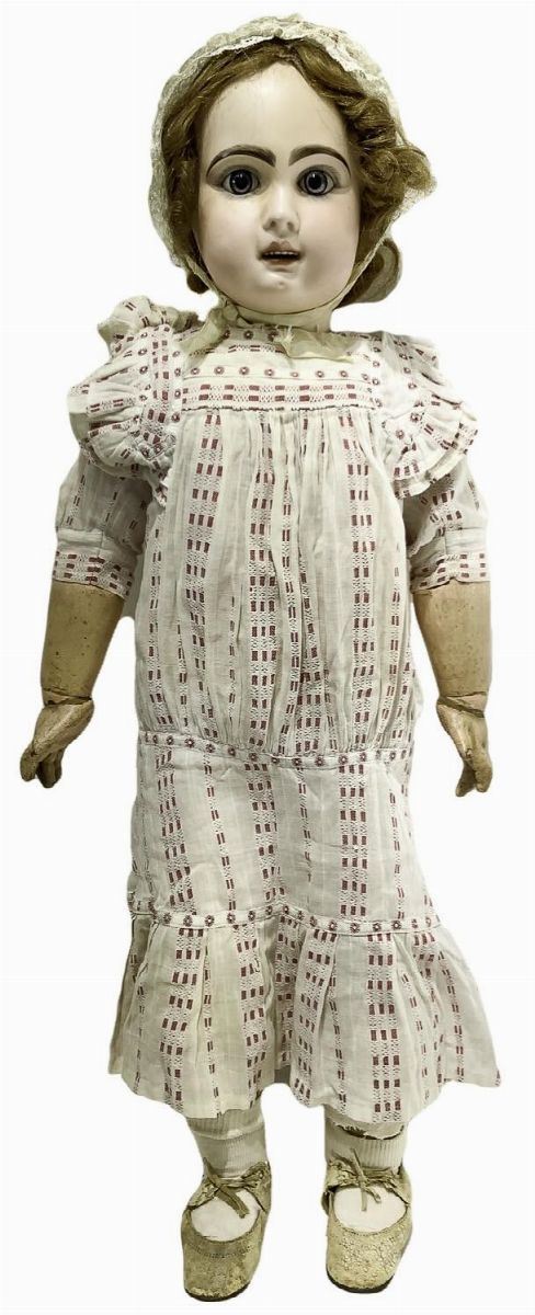 Doll in biscuit porcelain and body in composite material, white dress with red embroidery, embroidered cap headcover in cream-colored, real light brown hair, shoes cream-colored, with wear and tear, staring, n. 6 teeth, jointed limbs, signature 16, 1890, coming from Paris, applied ears, normal wear and tear in the body, h 84 cm