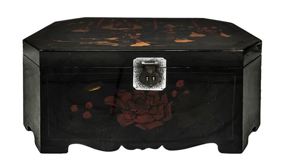 Ancient Chinese travel chest lacquer wooden hand-painted on the front with floral decorations on the top surface with Chinese characters. Side handles made of metal, internally coated with a vintage cards. H 76x45 cm 36xcm