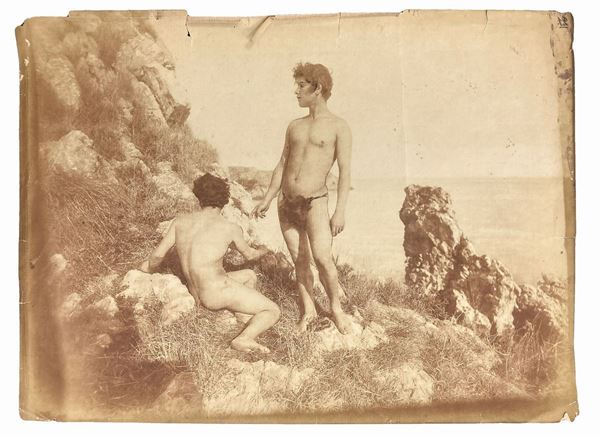 Wilhelm von Gloeden (1856-1931), vintage photo print on salted paper tack depicting "Naked young" in 1913. Cm 30x40. Devoid of stamp.