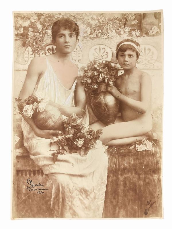 Wilhelm von Gloeden (1856-1931), vintage photo print on salted paper tack depicting "Young with flowers" in 1914. Stamp on the back. Cm 37,5x27,5