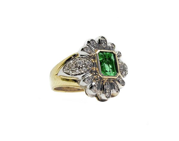 Ring in yellow gold, diamonds and emeralds. Diamonds 1,10 ct, emeralds kt 1:40 .GR 12.6