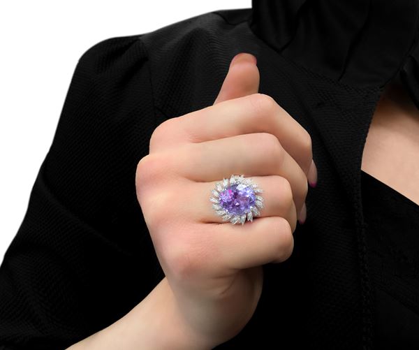 White gold ring with central stone amethyst and diamonds. Gr 12.7