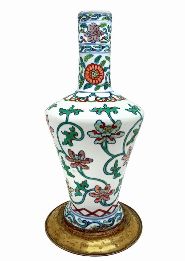 Porcelain vase for bile, China, period of the reign of Emperor Yongzheng of the Qing Dynasty (1723-1735). Chinese porcelain shaped with a narrow base, surrounded by copper and high cylindrical neck with a flat opening. Ornaments harmoniously hand-painted in white undercoat pale color that contrasts with the color Doucai. H 26.5