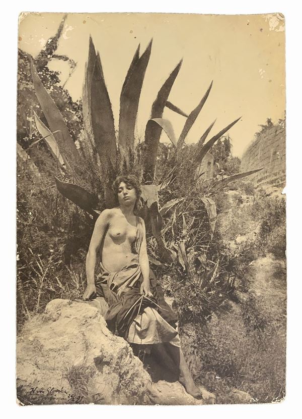 Wilhelm von Gloeden (1856-1931), vintage photo print on salted paper depicting "Female half-nude and agave", c 1910. Signed on the reverse and back. Cm 40x27. Slight deficiencies to the lower edges

"Wilhelm Von Gloeden was a German-born photographer who spent most of his life in Sicily, specifically in Taormina, a city that he chose as a second home. It was the youth health issues to take in the peninsula. Specifically, the choice of Taormina is linked dreamy ideal of Sicily that the photogra