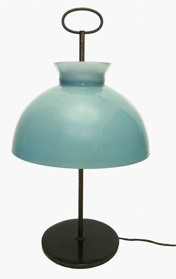 Adrasteia. Lampada da tavolo in vetro incamiciato nei toni del verde acqua.  Anni '50, struttura in ottone brunito e base in marmo nero del Belgio. H ... 