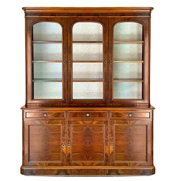 Libreria in radica di noce, doppio corpo a tre ante a vetri nella parte superiore e tre sportelli. chiusi alla base, XX secolo.
H cm 225x180x50 
