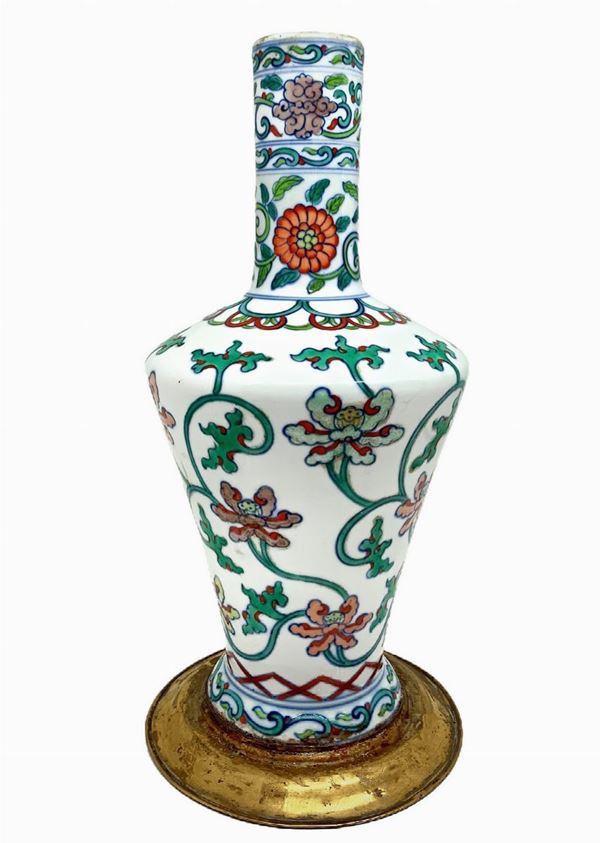 Porcelain vase for bile, China, period of the Kingdom of the Yongzheng of Qing dynasty. (1723 - 1735), Chinese porcelain shaped with a ...