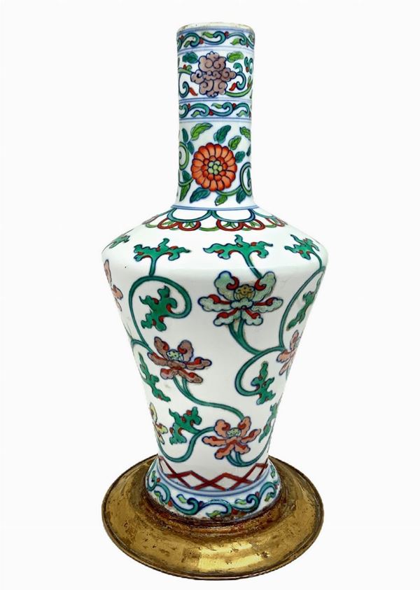 Porcelain vase for bile, China, period of the Kingdom of the Yongzheng of Qing dynasty. (1723 - 1735), Chinese porcelain shaped with a ...