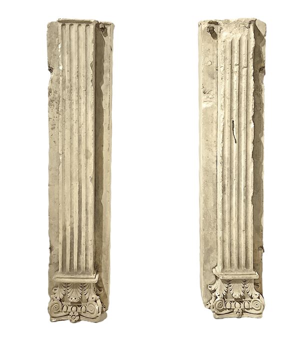 Coppia di colonne in marmo bianco scolpite a lesene con capitelli corinzi. H cm 80, larghezza cm 18, profondità cm 16