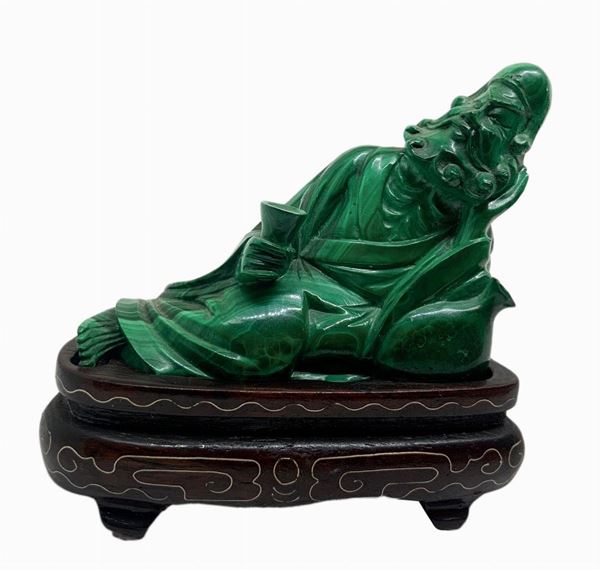 Statuetta in malachite di colore verde chiaro raffigurante Dio Jurojin (Dio delle sette divinità protettore della vecchia e della longevità) Provenienza Pechino Primi anni del ‘900. Dinastia Ching Kwang-Hsu (1874-1908). H cm 5,5. H con base cm 7. Larghezza cm 6,5.