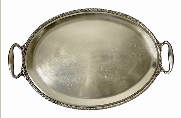 Vassoio ovale in argento 800, primi XX secolo. Con manici. Gr 1970 Cm 57x37