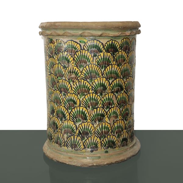 Large cylinder decorated with a peacock tail, Caltagirone 1802. H 36 cm, width 30. Restoration.