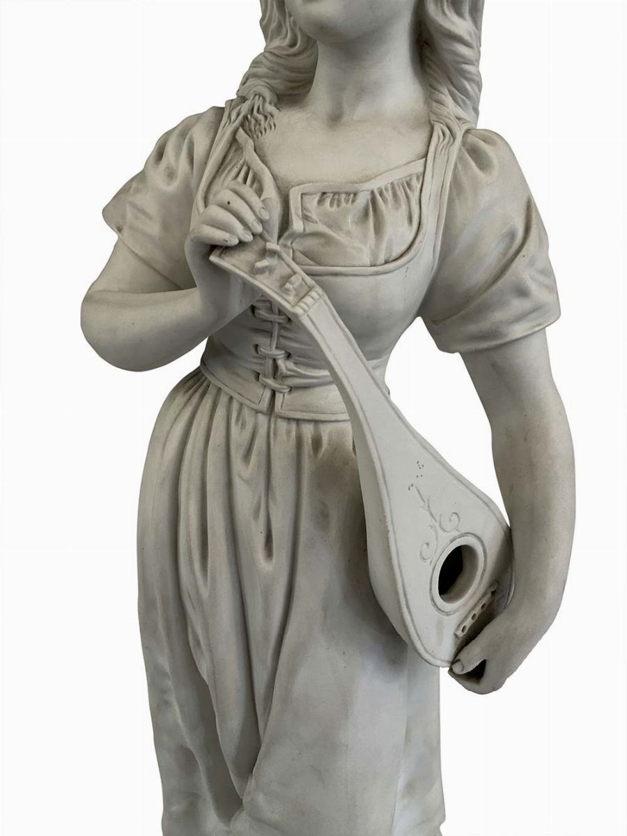 Joseph le Guluche - Giovane donna con strumento musicale, porcellana biscuit bianca