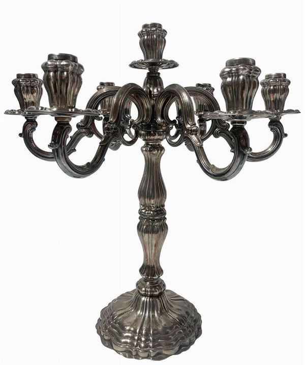 Candelabro in argento a sette luci, XX secolo, punzone argentieri Ricci & Co, Alessandria (1935). Peso Kg 2,175. H cm 47, diametro max cm 47.
