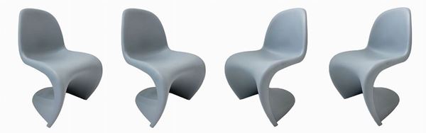 Vitra, disegno Panton. N. 4 sedie in plastica termo formata nei toni del grigio. Firma alla base.
H cm 82,5. Larghezza cm 50. Profondità cm 60.