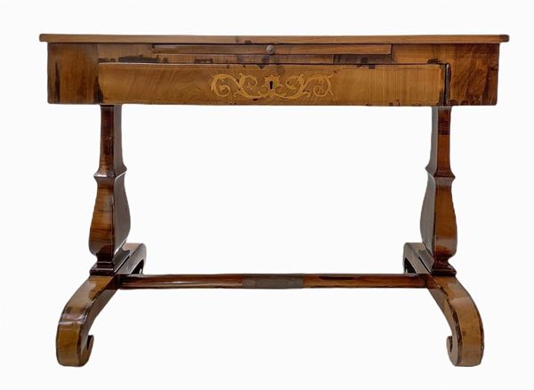 Writing desk Charles X rosewood inlaid on the surface and sides. Legs lyre with central attachment. Central drawer. Nineteenth century. H 83 cm Width 115 cm Depth 73 cm