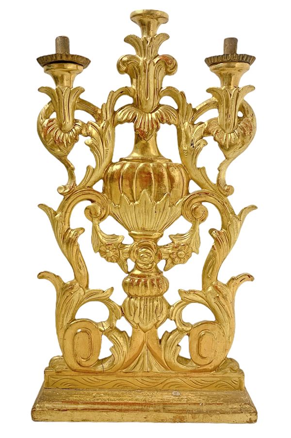 Candeliere a tre luci in legno dorato,  fine XVIII secolo. H cm 78, base cm 43x15.