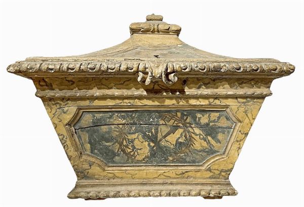 Tabernacolo da mensa per oggetti liturgici, in legno policromo laccato a finto marmo, XVII secolo. H cm 55. Larghezza cm 72. Profondità cm 39