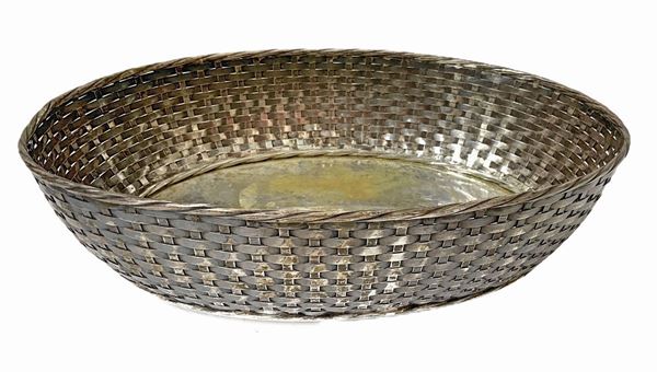 Centrotavola ovale in argento, a cesto intrecciato, inizi XX secolo. Gr 514. H cm 8 x27x28