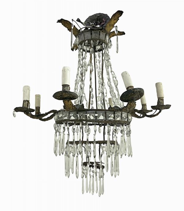 Lampadario a ninfa con foglie in ottone leggero (carta di Spagna sbalzata), otto luci con vetri molati a mano coevi. XVIII/XIX secolo. H cm 75