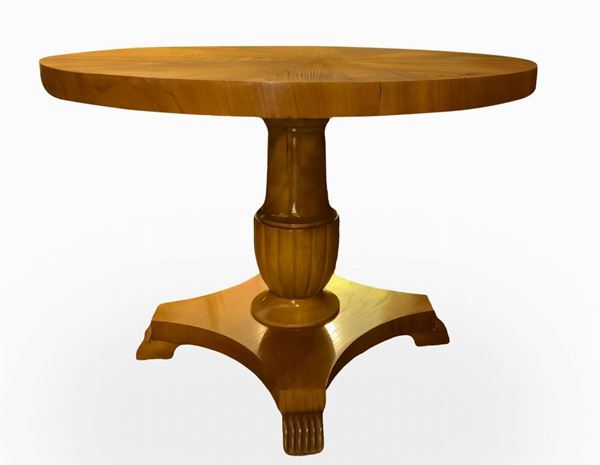Biedermeier round table extendable, XX century. Four-spokes base and lion foot. H 65 cm, diameter 90 cm.