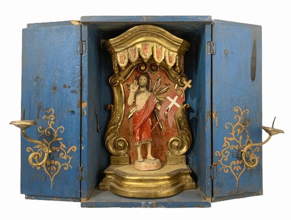 Altare da viaggio in teca di legno color azzurro polvere, all'interno baldacchino in legno dorato con statua lignea di Cristo risorto, fine XVIII secolo. H cm 40x28.