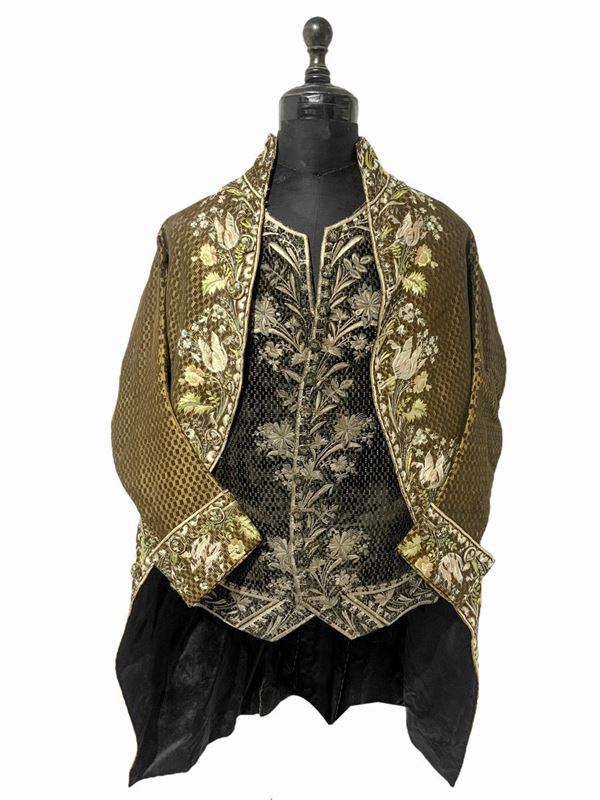 Antico ed importante vestito di corte francese, 1750/1775. Con decorazioni floreali ricamati in seta.