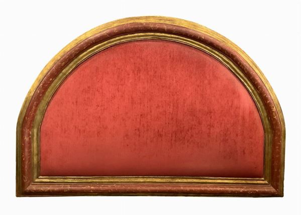 Head bed frame made of lacquered half-moon in shades of mottled red and golden leaf, sixteenth century. H cm150 X cm 220