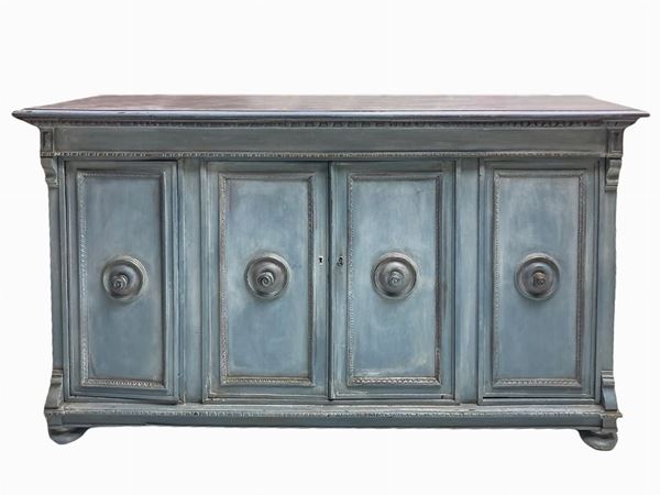 Servante shabby chic laccata in azzurro polvere siciliano su mobile dei primi del XIX secolo. Mobile a quattro ante con mensole interne. H cm 110x185x50