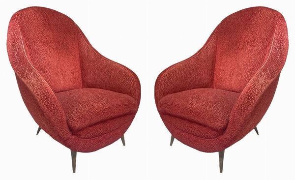 ISA Bergamo. Anni &lsquo 50. Coppia di poltrone, struttura in legno, piedi in ottone. rivestimento in orsetto rosso, originale del periodo.   Cm ... 