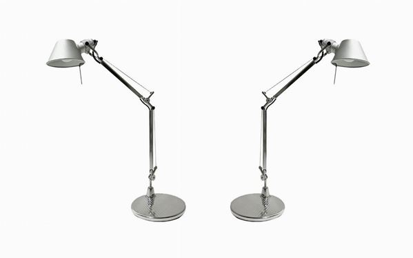 N.2 lampade da tavolo modello Tolomeo produzione Artemide. Italia,Struttura in alluminio anodizzato, base in metallo cromato. Illuminazione alogena. ... 
