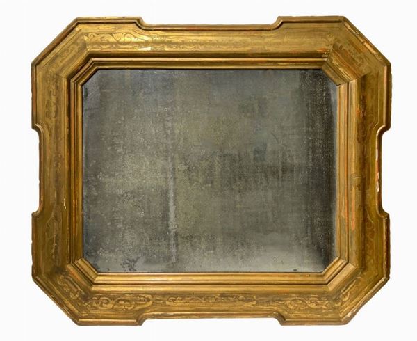 Grande ed importante specchiera in legno dorato con decorazione centinata. Specchio al mercurio. XVIII secolo, Cm 105 x 126