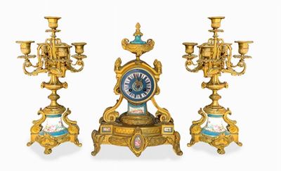 Orologio e coppia di candelieri a cinque luci in stile Napoleone III, trittico con inserti in por...