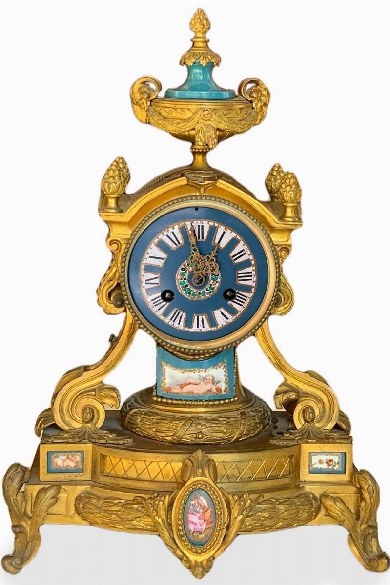 Orologio e coppia di candelieri a cinque luci in stile Napoleone III, trittico con inserti in por...