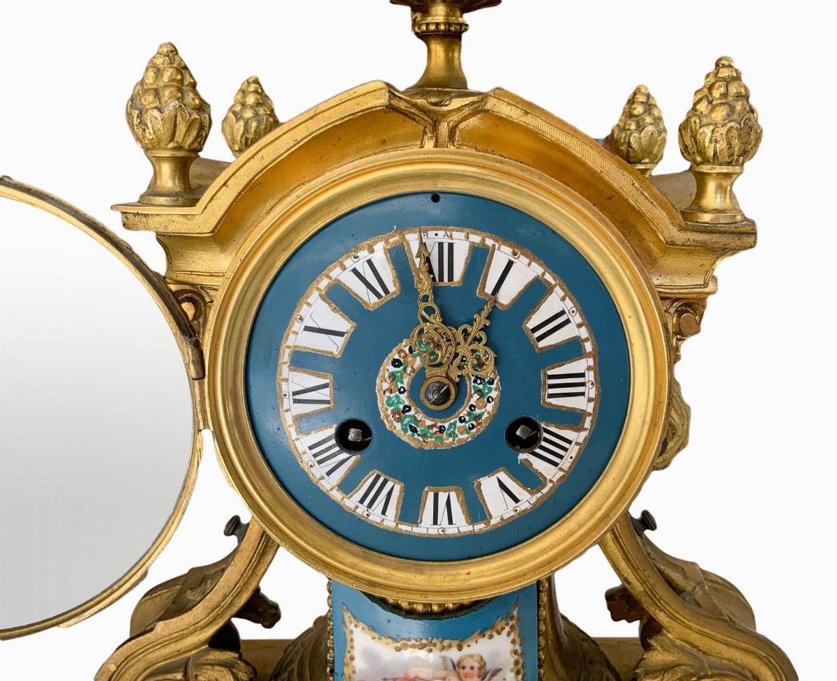 Orologio e coppia di candelieri a cinque luci in stile Napoleone III, trittico con inserti in por...