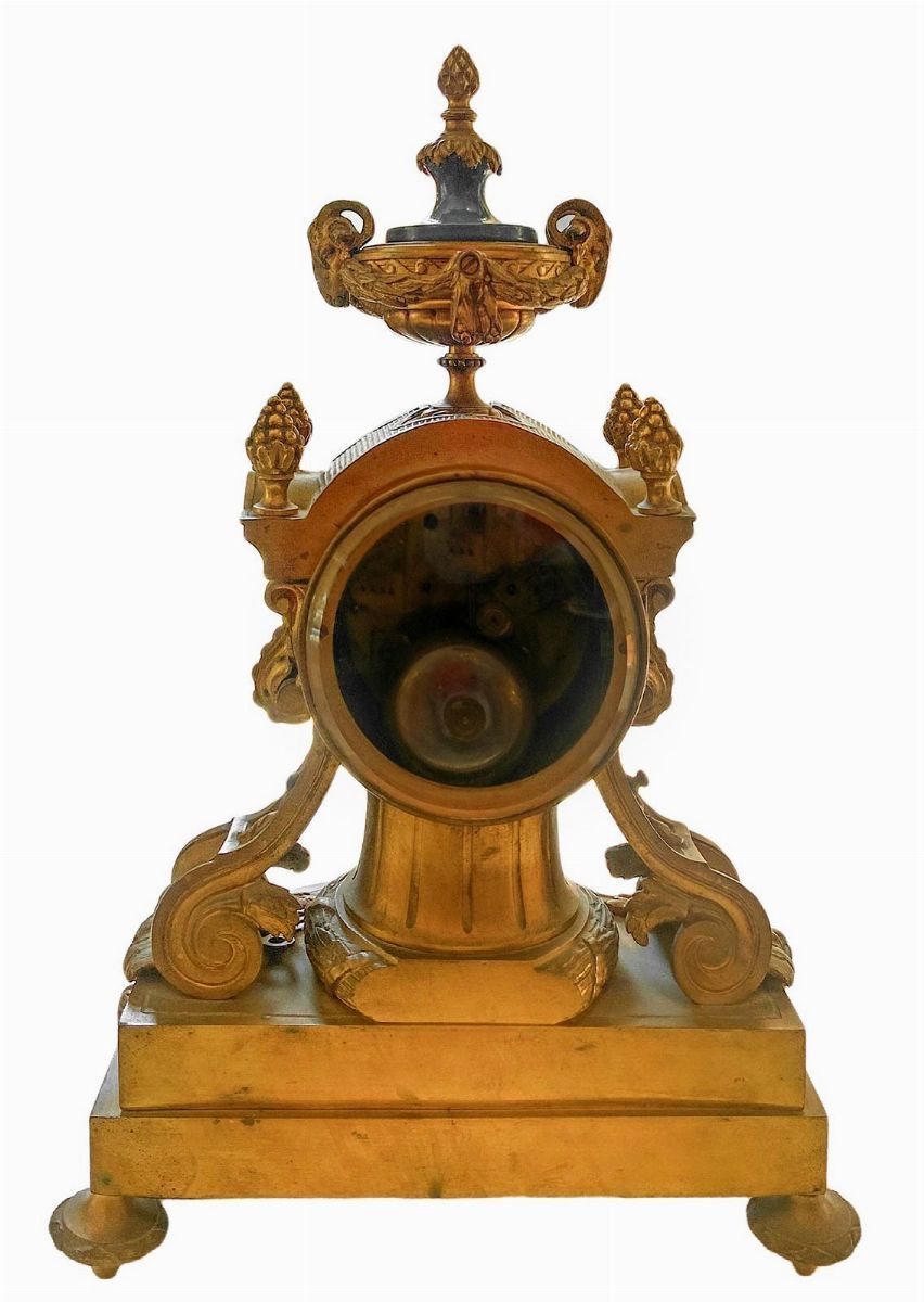Orologio e coppia di candelieri a cinque luci in stile Napoleone III, trittico con inserti in por...