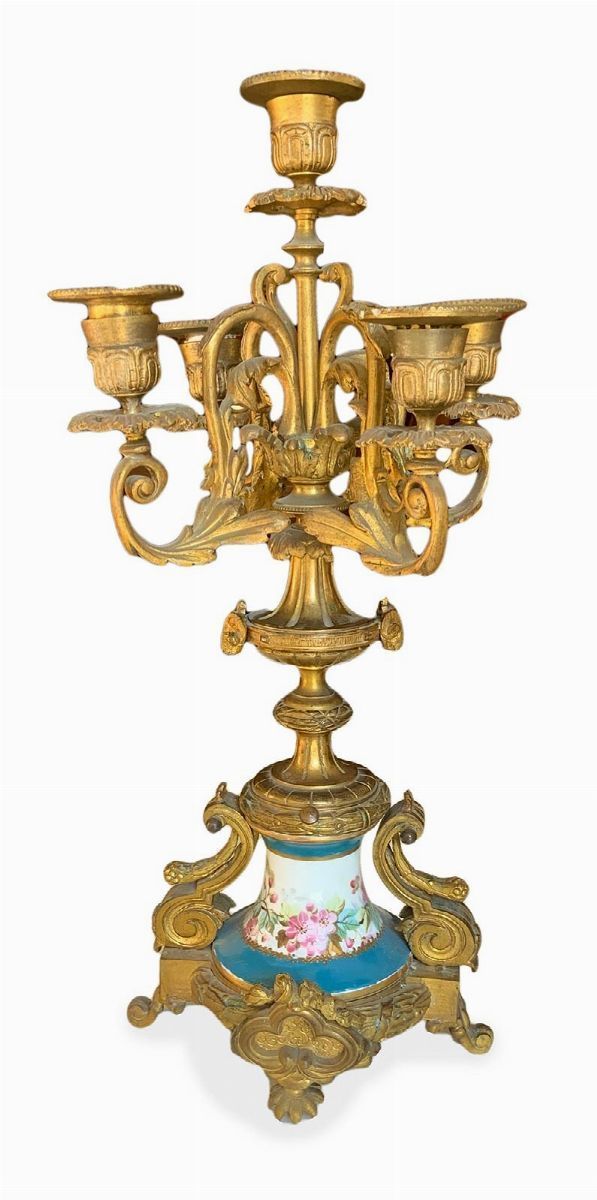 Orologio e coppia di candelieri a cinque luci in stile Napoleone III, trittico con inserti in por...
