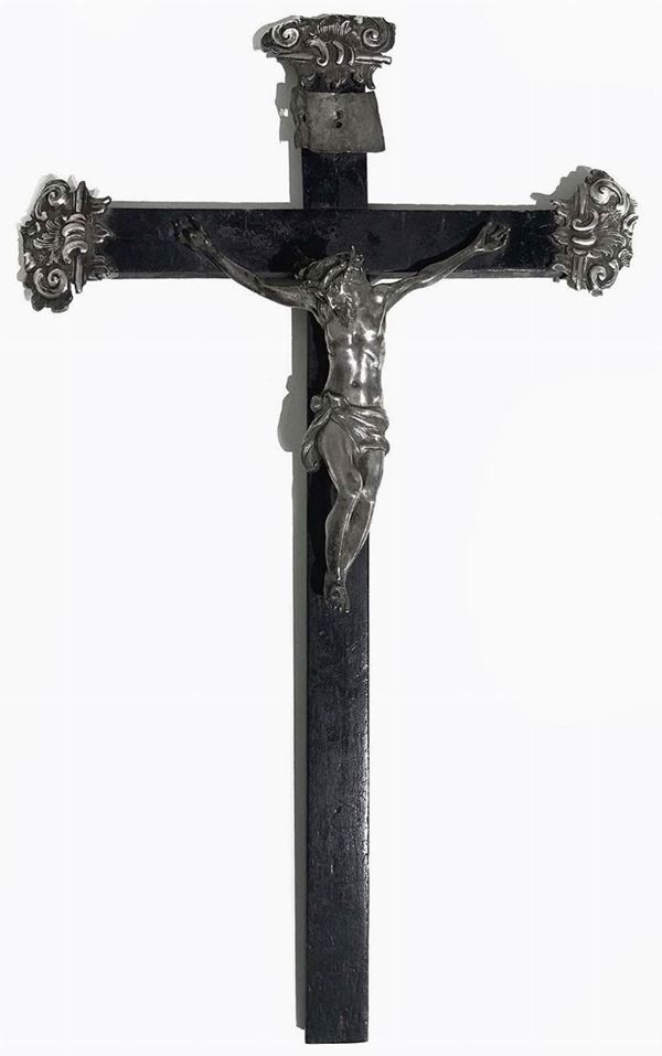 Cristo in argento su croce in legno, 1765. Punzonato Messina PL (Console Placido Lancella). Cm 46x28