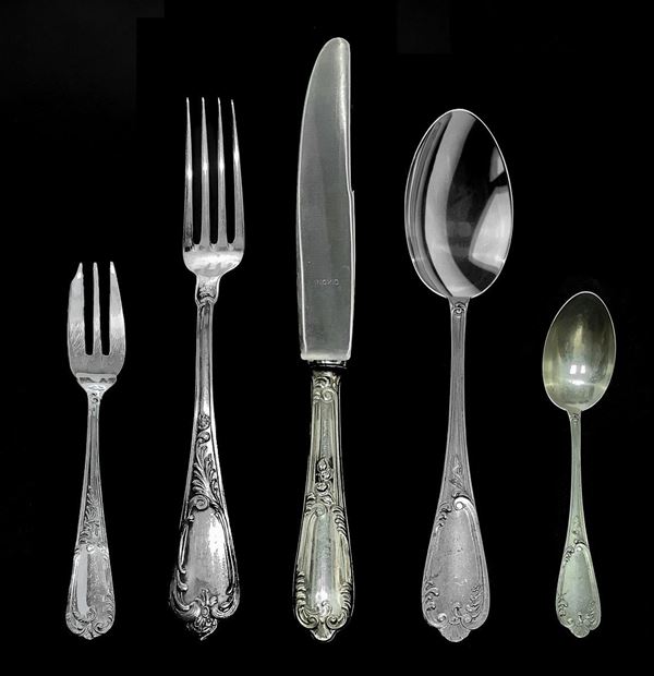 Cutlery in silver with fiorata decoration, consisting of 12 forks (500 gr), 11 tablespoons (500g), 12 knives, forks sweet 12 (230 g), 12 teaspoons (210 gr)