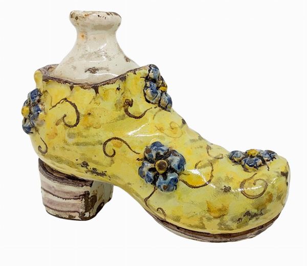 Shoe shaped warmer majolica of Caltagirone, Sicily, eighteenth century. H cm x 14 Cm 20x9