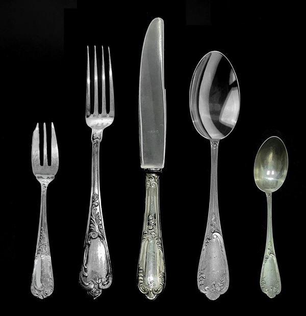 Servizio di posate in argento con decorazione fiorata, composto da 12 forchette (500 gr), 11 cucchiai (500 gr), 12 coltelli, 12 forchettine dolce (230 gr), 12 cucchiaini tè ( 210 gr)